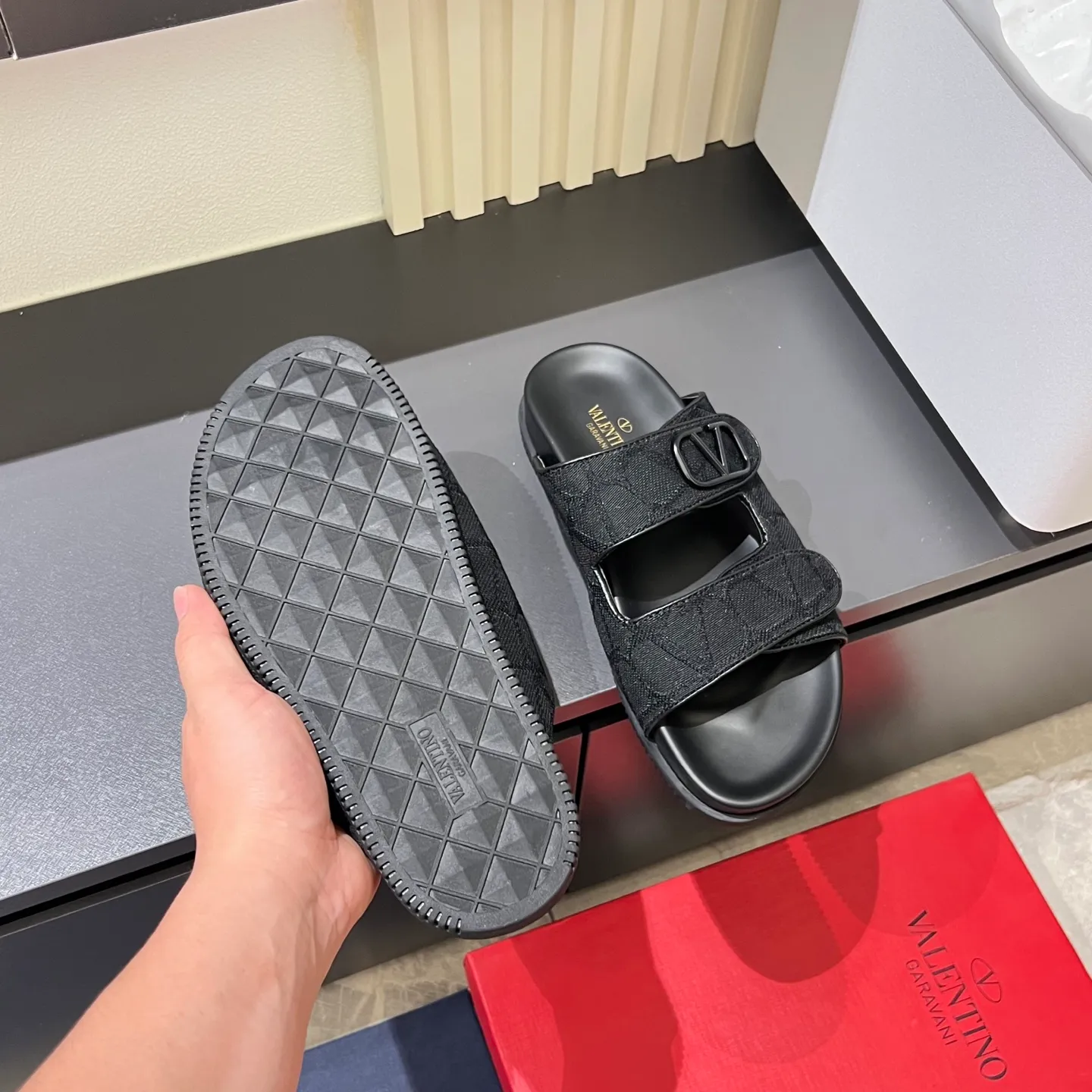 p300《VALENTINO》Warren Men🧍‍♂️Spring and Summer New Style. Cowhide logo flat slippers, elegant sandals, the same style worn by celebrities, original molding, imported calfskin. Rubber outsole. Soft and durable, full set of counter packaging, 38-44!